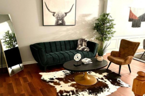 LUX!! Home close to food, shopping, entertainment